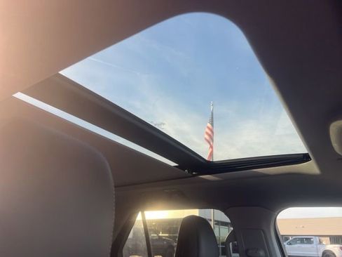 Used 2022 Ford Explorer XLT w/ Equipment Group 202A image 9