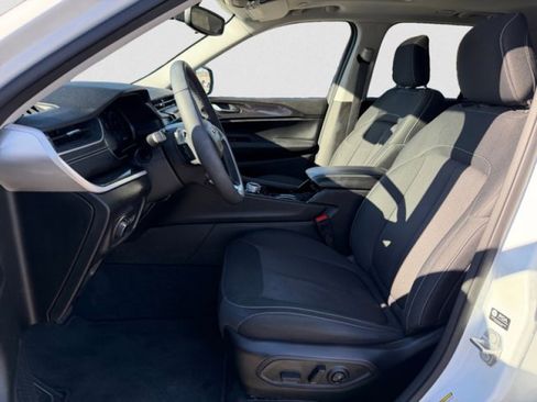 Used 2023 Jeep Grand Cherokee Laredo w/ Luxury Tech Group I image 10