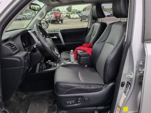 Used 2017 Toyota 4Runner SR5 Premium AWD/4WD image 5