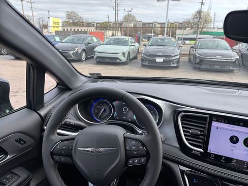 Used 2025 Chrysler Pacifica Limited image 39