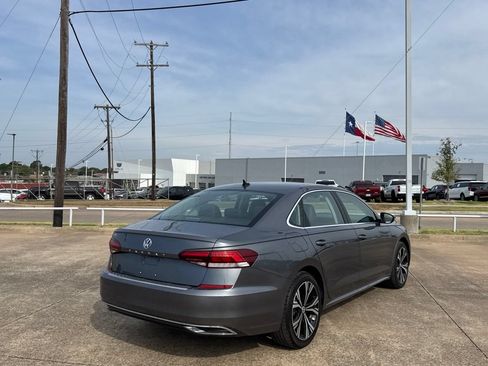 Used 2022 Volkswagen Passat 2.0T SE FWD image 19