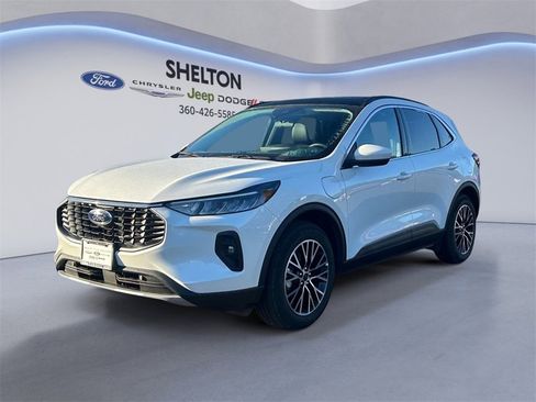 Used 2025 Ford Escape SE w/ Class II Trailer Tow Package image 1