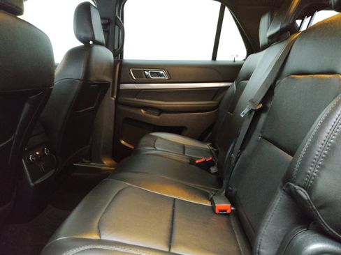 Used 2018 Ford Explorer XLT w/ Equipment Group 202A FWD image 18