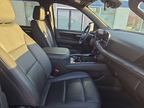 Used 2025 Chevrolet Suburban Z71 image 10