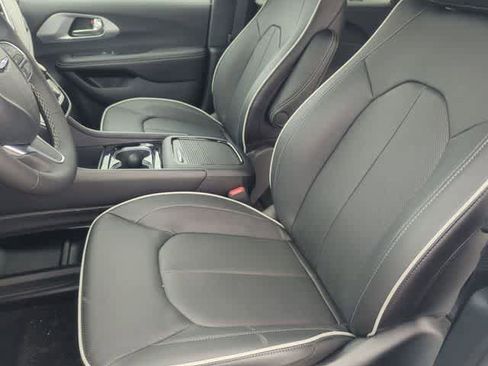New 2026 Chrysler Pacifica Limited image 16