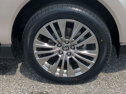 Certified 2023 Toyota Venza XLE image 11