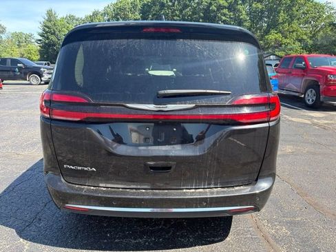 Used 2023 Chrysler Pacifica Touring-L FWD image 4