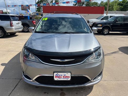 Used 2018 Chrysler Pacifica Touring-L FWD image 3