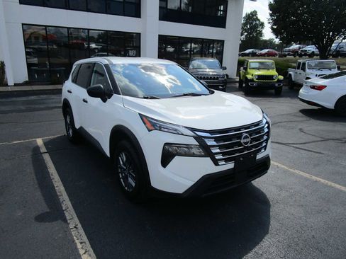 Used 2024 Nissan Rogue S image 4