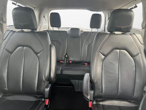 Used 2018 Chrysler Pacifica Touring-L FWD image 15