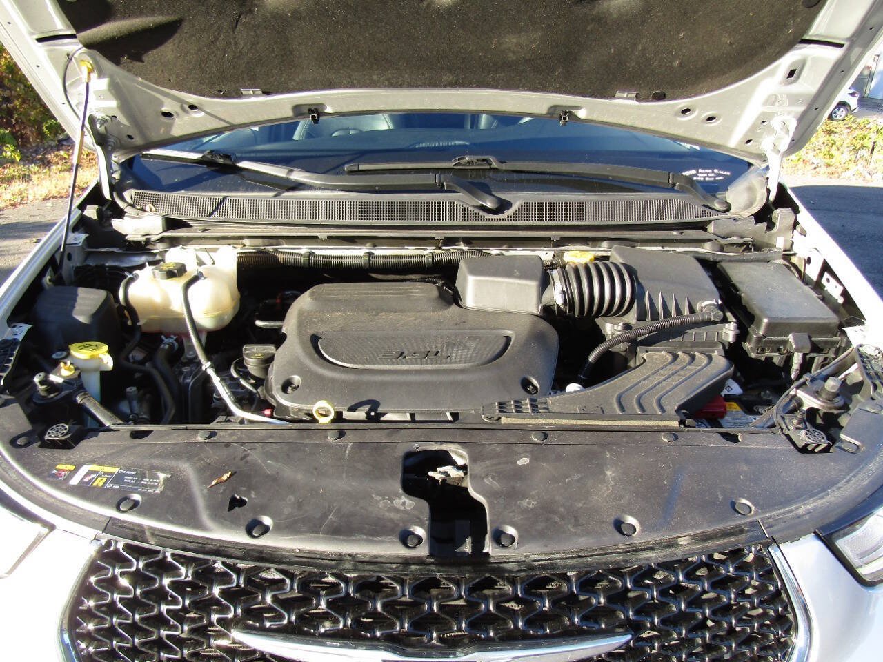 Used 2024 Chrysler Pacifica Touring-L FWD image 29