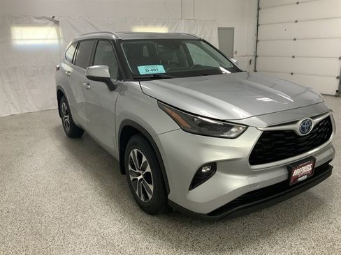 Used 2022 Toyota Highlander XLE image 4