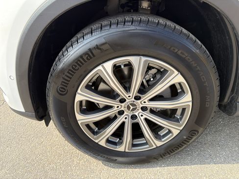 Used 2025 Mercedes-Benz GLC 300 4MATIC image 11