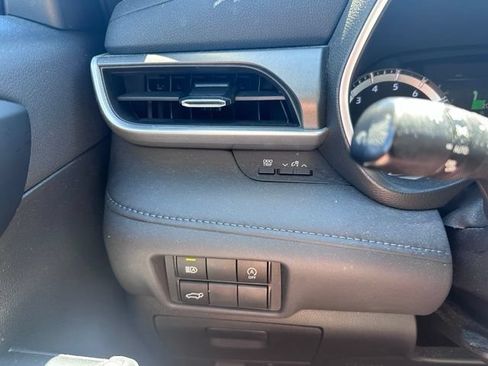 Used 2023 Toyota Highlander XLE AWD/4WD image 15
