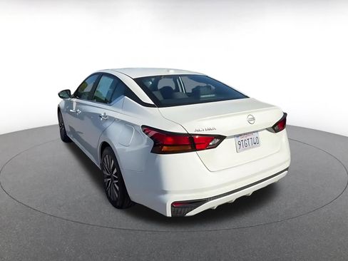 Used 2025 Nissan Altima 2.5 SV FWD image 11