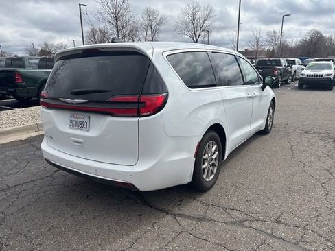 Used 2024 Chrysler Pacifica Touring-L image 4