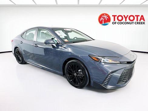 Used 2025 Toyota Camry SE w/ Convenience Package image 1