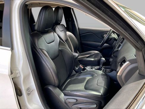 Used 2020 Jeep Cherokee Latitude Plus FWD image 9