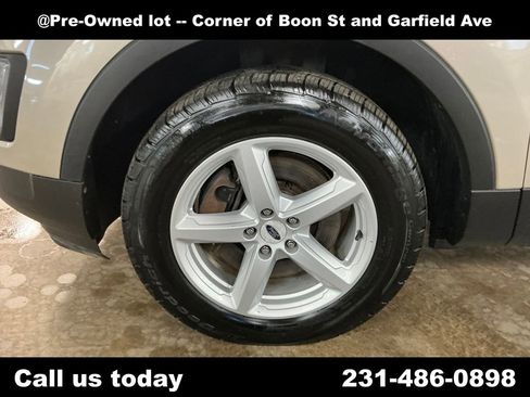 Used 2017 Ford Explorer XLT w/ Equipment Group 202A AWD/4WD image 11