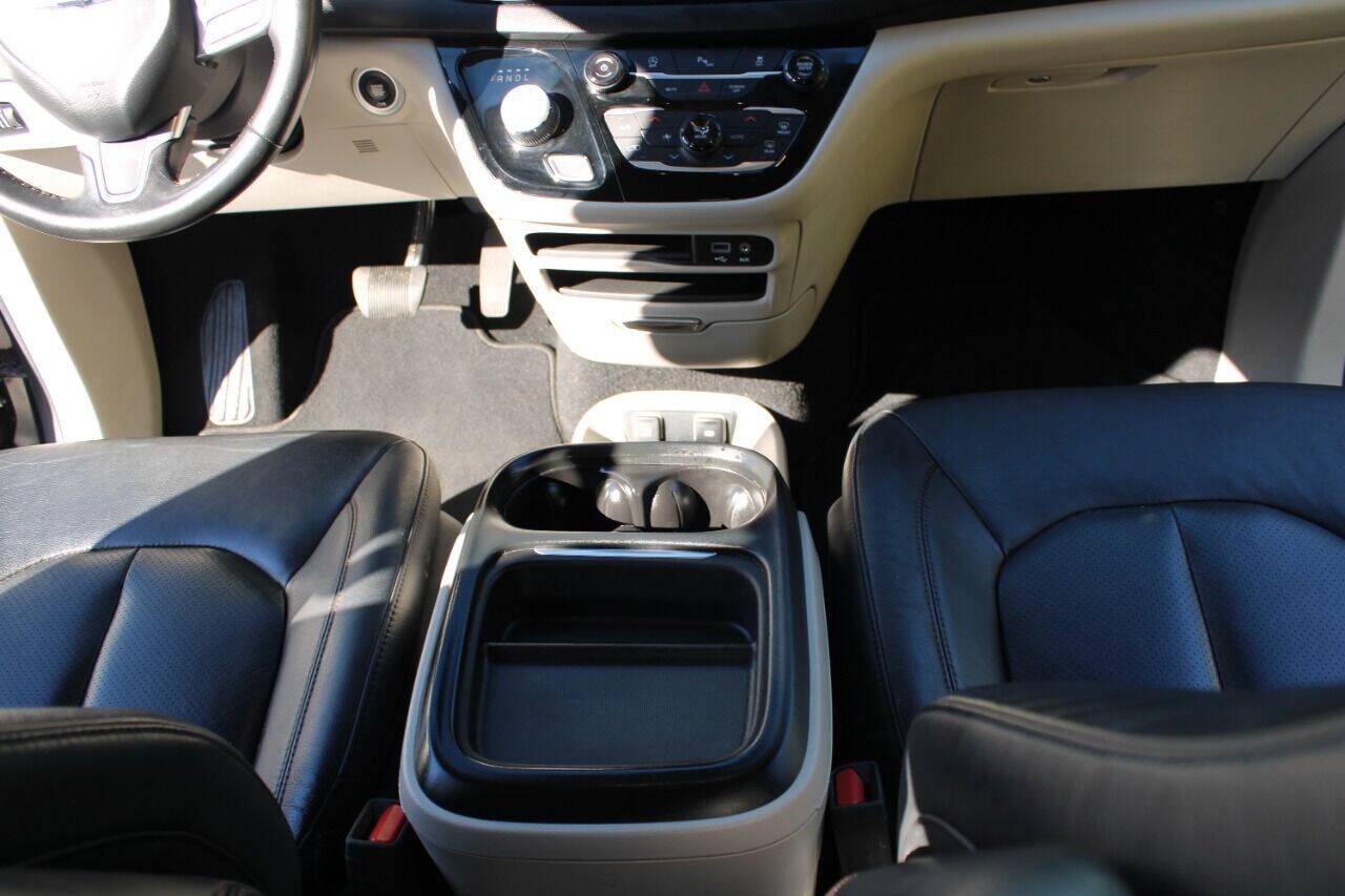 Used 2020 Chrysler Pacifica Touring-L FWD image 20