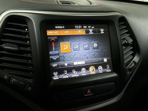 Used 2016 Jeep Cherokee Trailhawk AWD/4WD image 17