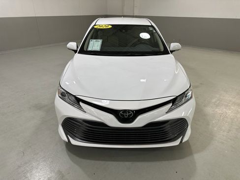 Used 2020 Toyota Camry XLE image 3