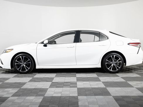 Used 2019 Toyota Camry SE image 3