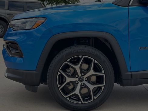 Used 2025 Jeep Compass Limited AWD/4WD image 10