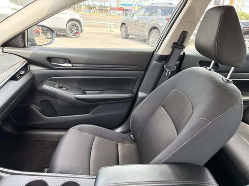 Used 2025 Nissan Altima 2.5 SV FWD image 16