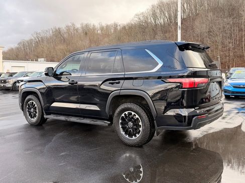 Used 2023 Toyota Sequoia SR5 w/ SR5 Premium Package image 7