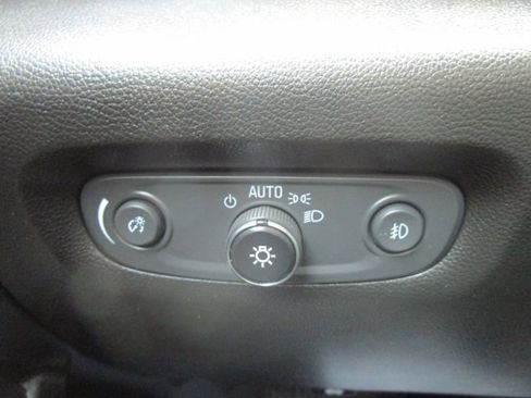 Used 2020 Chevrolet Traverse LT image 12