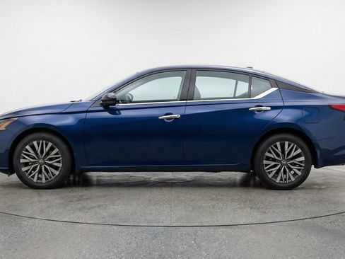Used 2025 Nissan Altima 2.5 SV image 4