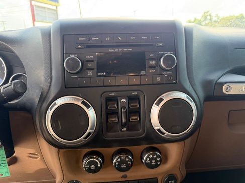 Used 2013 Jeep Wrangler Unlimited Sahara w/ Connectivity Group AWD/4WD image 16