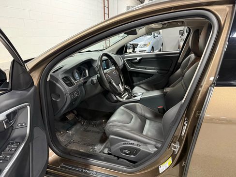 Used 2016 Volvo V60 T5 Cross Country image 14