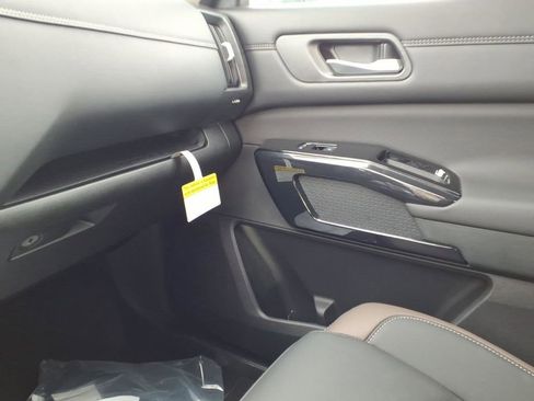 New 2026 Nissan Pathfinder Platinum image 23