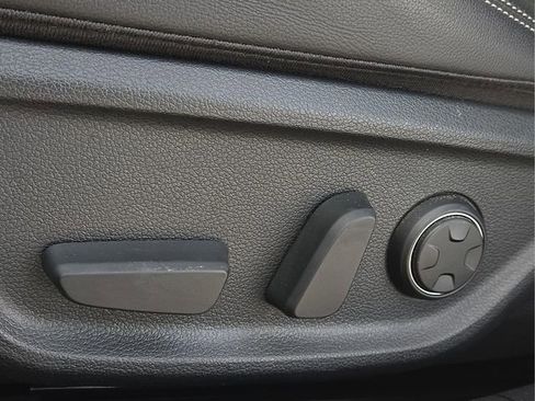 Used 2025 Genesis G70 2.5T image 24