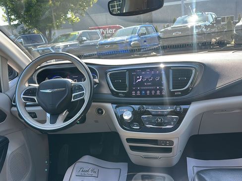 Used 2019 Chrysler Pacifica Limited FWD image 13
