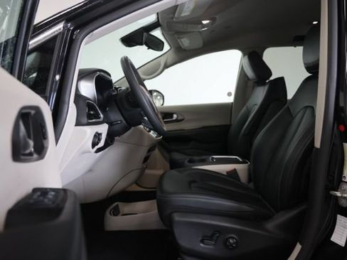 Used 2024 Chrysler Pacifica Touring-L FWD image 19