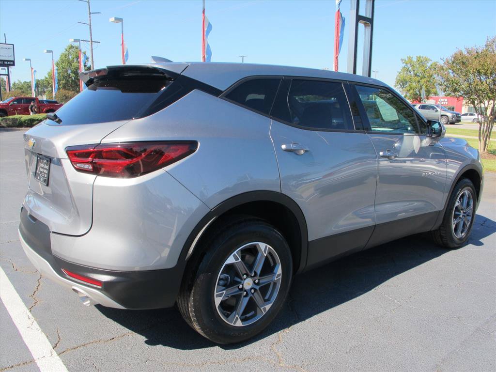 Used 2025 Chevrolet Blazer LT FWD image 3