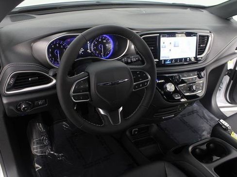 New 2026 Chrysler Pacifica Select image 8