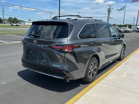 Used 2025 Toyota Sienna Platinum AWD/4WD image 5
