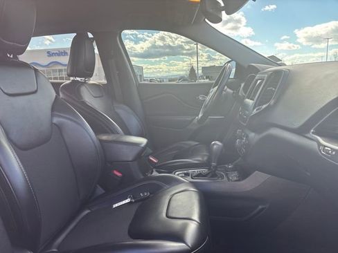 Used 2019 Jeep Cherokee Latitude Plus w/ Comfort/Convenience Group AWD/4WD image 23