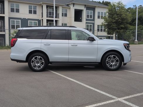 Certified 2025 Ford Expedition Active AWD/4WD image 3