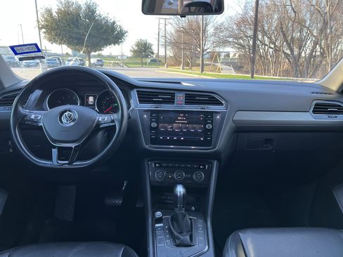 Used 2018 Volkswagen Tiguan SE w/ Panoramic Sunroof Package image 27