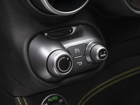 Used 2019 Ferrari Portofino Base image 23