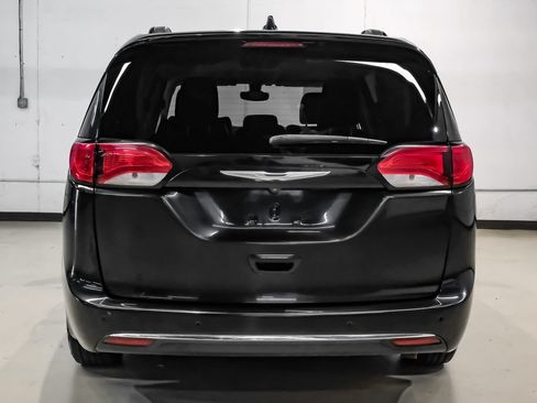 Used 2017 Chrysler Pacifica Touring-L FWD image 10