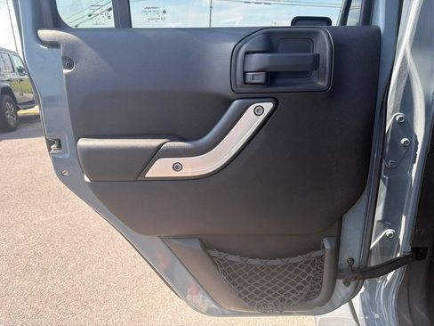 Used 2015 Jeep Wrangler Unlimited Sahara w/ Connectivity Group AWD/4WD image 16