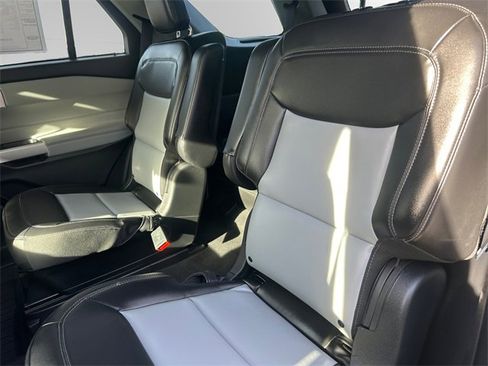 Used 2022 Ford Explorer XLT w/ XLT Sport Appearance Package image 13