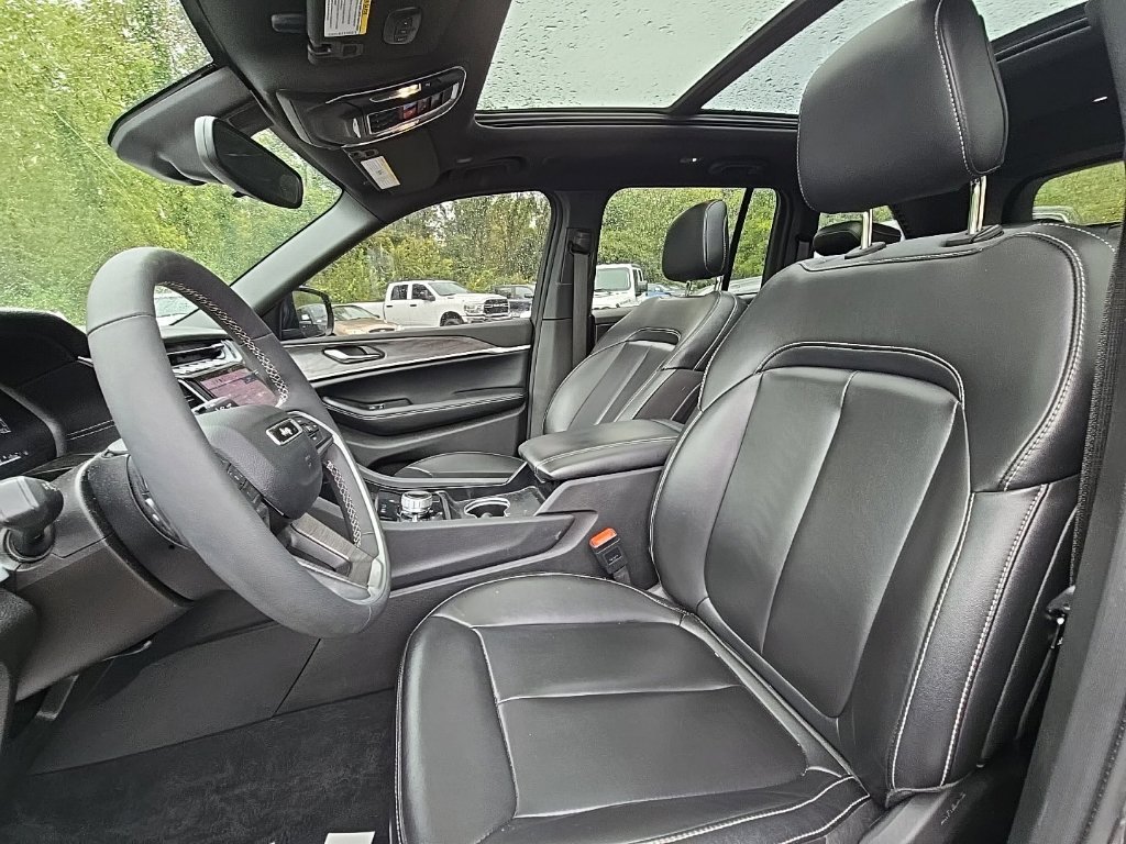Used 2024 Jeep Grand Cherokee Limited AWD/4WD image 19