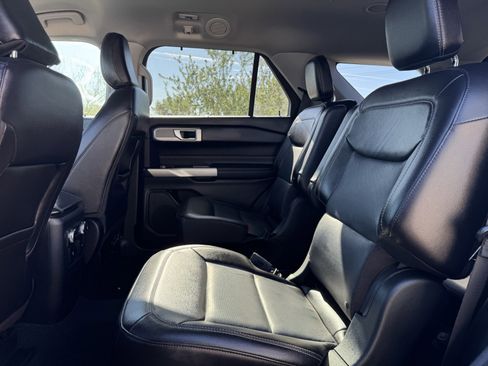 Used 2022 Ford Explorer Limited image 12